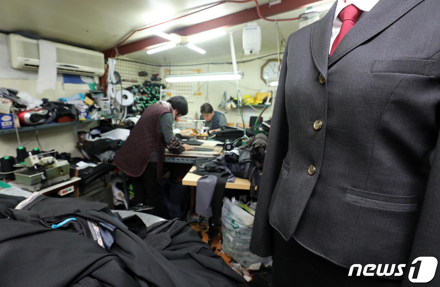 본문 이미지 - 경기도 수원시 팔달구의 한 교복업체. 2019.2.19 ⓒ 뉴스1 조태형 기자