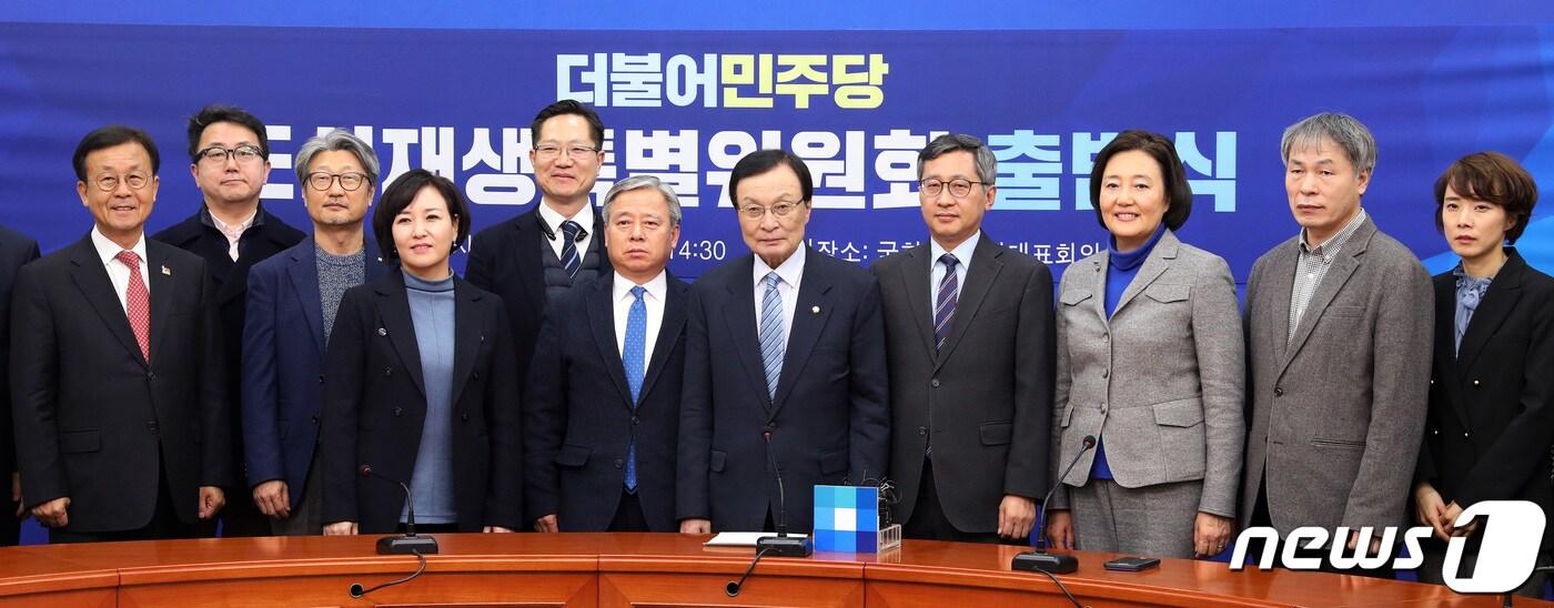 본문 이미지 - 19일 오후 서울 여의도 국회 더불어민주당 당 대표실에서 열린 더불어민주당 도시재생특별위원회 출범식에서 이해찬 대표와 박영선 위원장을 비롯한 민간위원들이 나란히 서 있다.2019.2.19/뉴스1 ⓒ News1 이종덕 기자