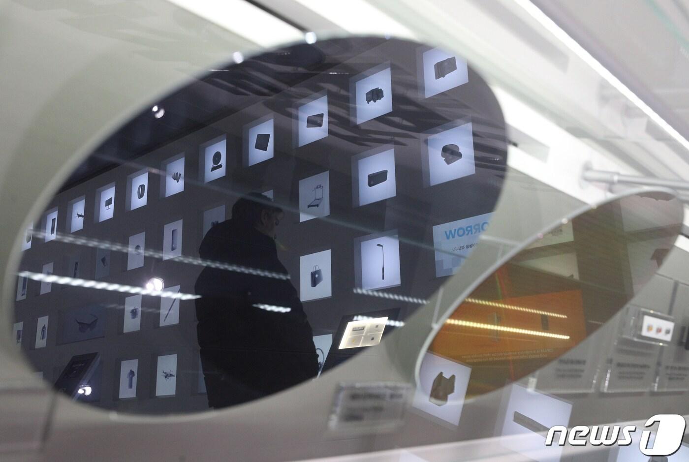 서울 서초구 삼성전자 서초사옥 홍보관에 D램 등 반도체 제품이 전시돼 있다.  2019.2.19/뉴스1 ⓒ News1 신웅수 기자