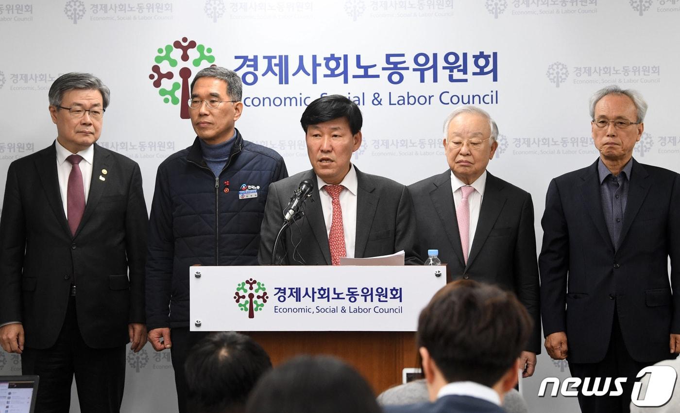 본문 이미지 - 노사정(勞使政) 사회적 대화 기구인 경제사회노동위원회(경사노위)가 탄력근로제 단위 기간을 현행 최대 3개월에서 최대 6개월로 연장하는 방안에 합의한 19일 오후 서울 경사노위에서 이철수 경사노위 노동시간제도개선위원회 위원장이 합의 결과를 발표 하고 있다. 왼쪽부터 이재갑 고용노동부장관, 김주영 한국노총 위원장, 이 위원장, 손경식 한국경영자총협회장, 문성현 경제사회노동위원회 위원장. 2019.2.19/뉴스1 ⓒ News1 오장환 기자