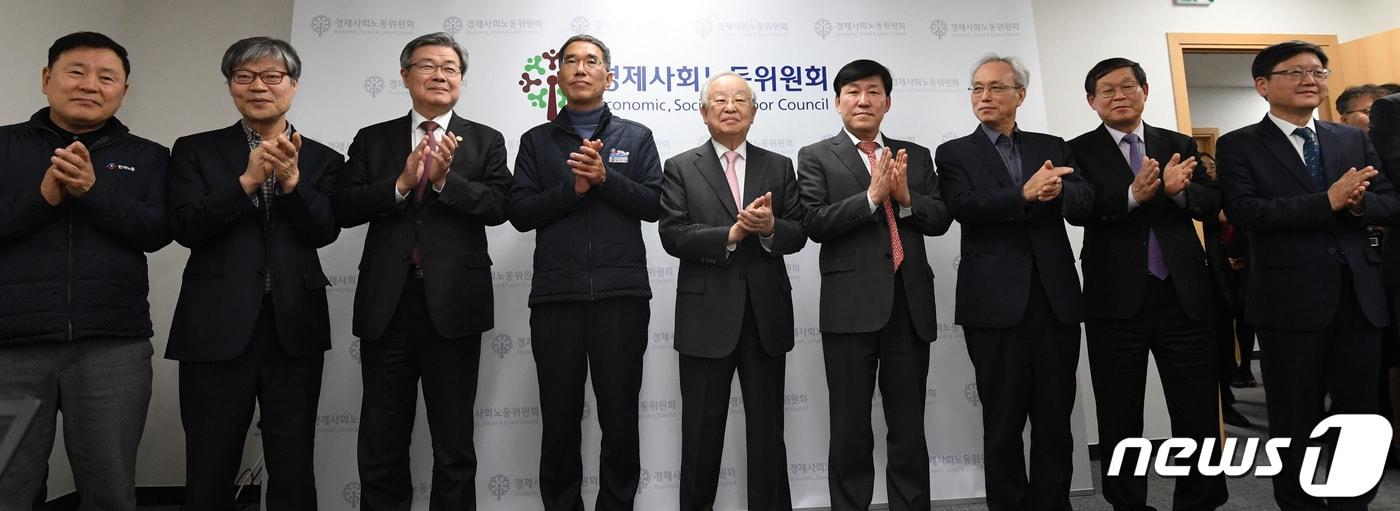 본문 이미지 - 19일 오후 서울 경사노위 브리핑실에서 탄력근무 관련 합의문이 발표된 후 대표장들과 관계자들이 기념촬영을 하고 있다. 왼쪽 세번째부터 이재갑 고용노동부 장관, 김주영 한국노총 위원장, 손경식 한국경총회장, 이철수 경사노위 노동시간제도개선위원장, 문성현 경사노위 위원장. 2019.2.19/뉴스1 ⓒ News1 오장환 기자