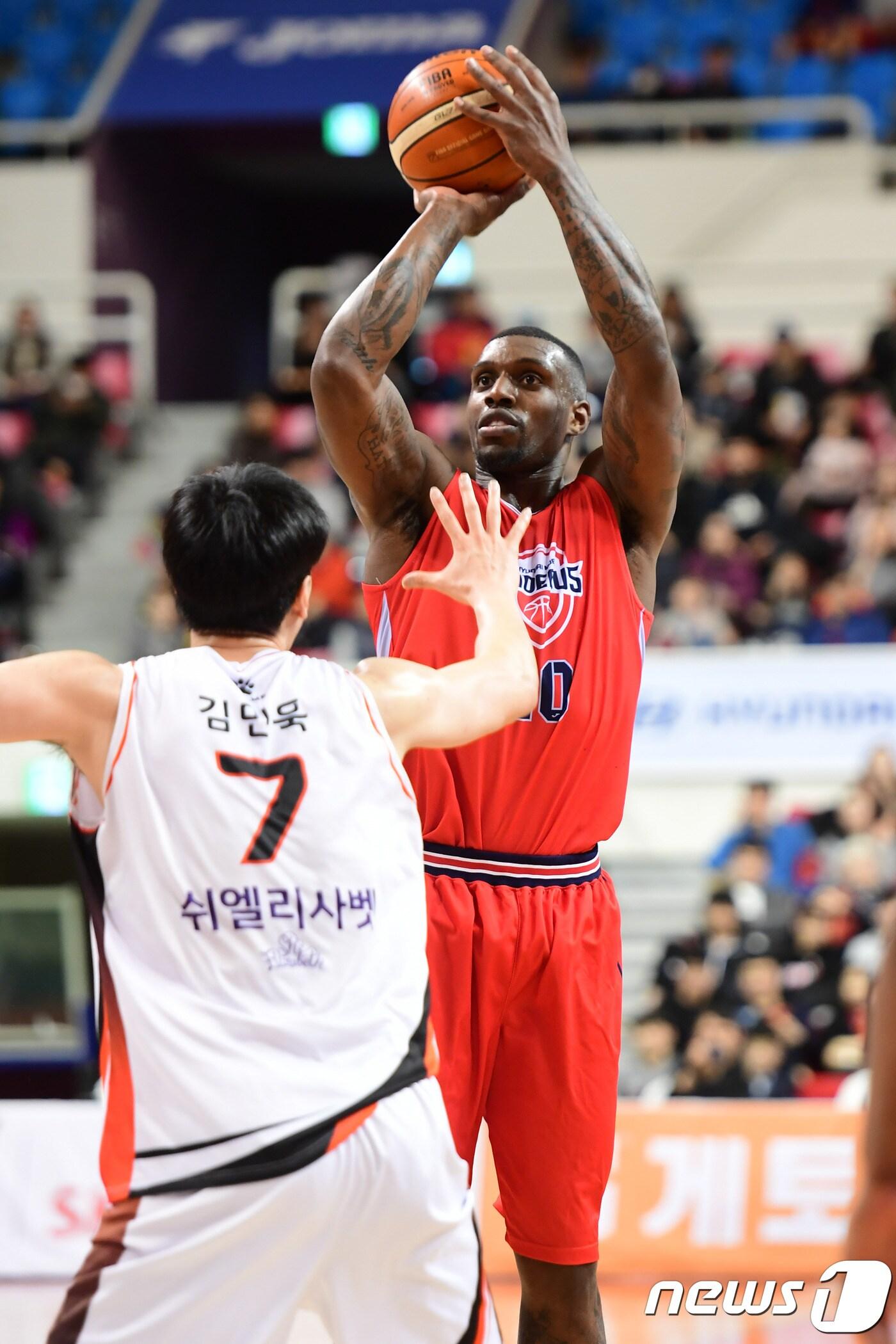 본문 이미지 - 2일 울산동천실내체육관에서 열린 2018-2019 SKT 5GX 프로농구 울산 현대모비스와 부산 KT의 경기(KBL 제공). ⓒ 뉴스1