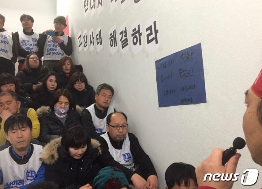 본문 이미지 - 서울 서초구 평화빌딩에서  점거·단식 농성을 벌이던 고강알루미늄노조가 4일 오후 5시부로 농성을 해제했다.  ⓒ 뉴스1