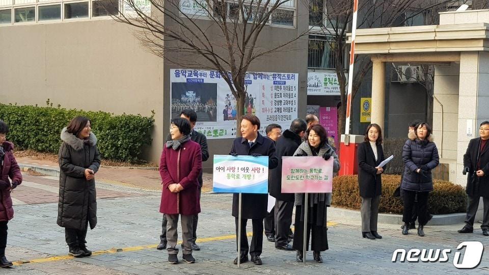 본문 이미지 - 강임준 군산시장과 주광순 군산교육지원청 교육장이 피켓을 들고 한리비발디 1단지 주민들을 대상으로 통학로 개설사업 필요성을 홍보하고 있다.(전북교육청 제공)ⓒ 뉴스1
