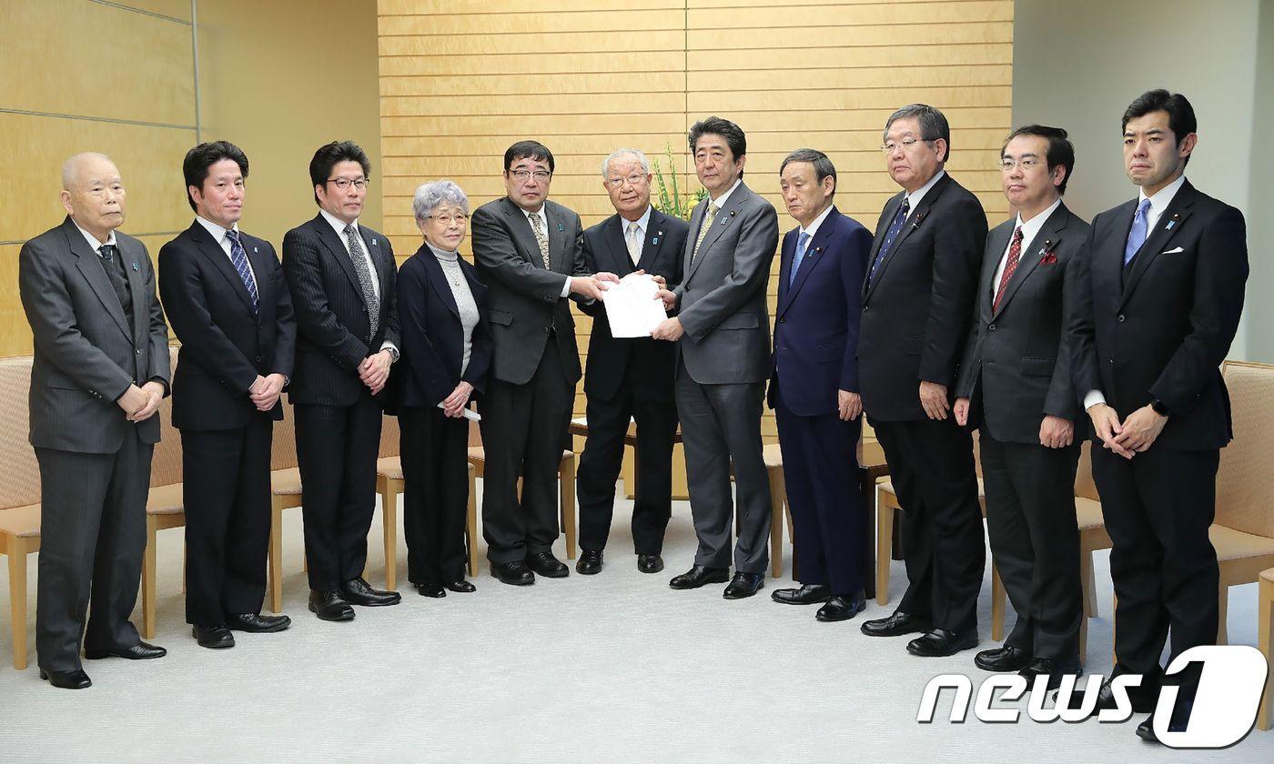 고 아베 신조 전 일본 총리가 도쿄의 총리관저에서 일본인 납치 피해자 가족들을 만나고 았다.. ⓒ AFP=뉴스1 ⓒ News1 우동명 기자