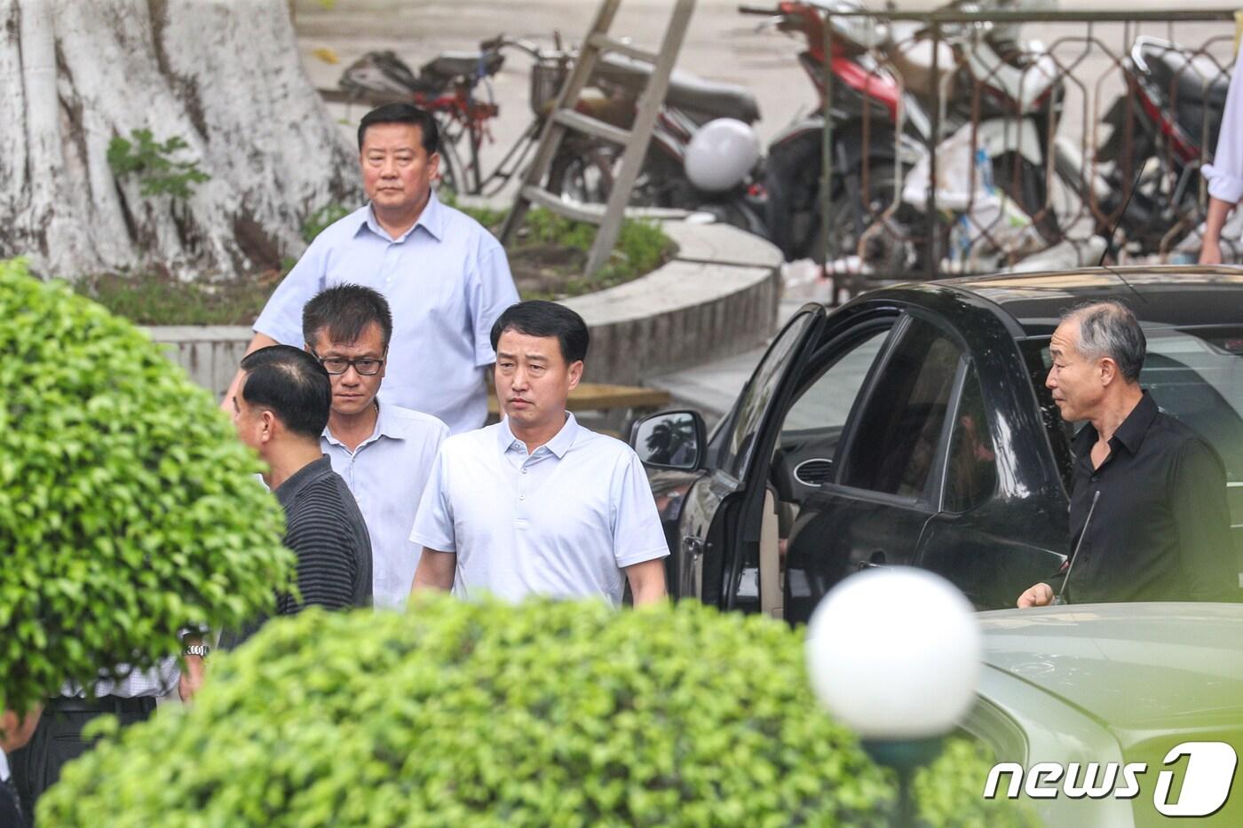 김창선 북한 국무위원회 부장(맨 왼쪽)과 김철규 호위사령부 부사령관 등 제2차 북미회담 북측 실무진이 20일 오전 베트남 하노이에서 차량에 탑승하고 있다. 2019.2.20/뉴스1 ⓒ News1 성동훈 기자