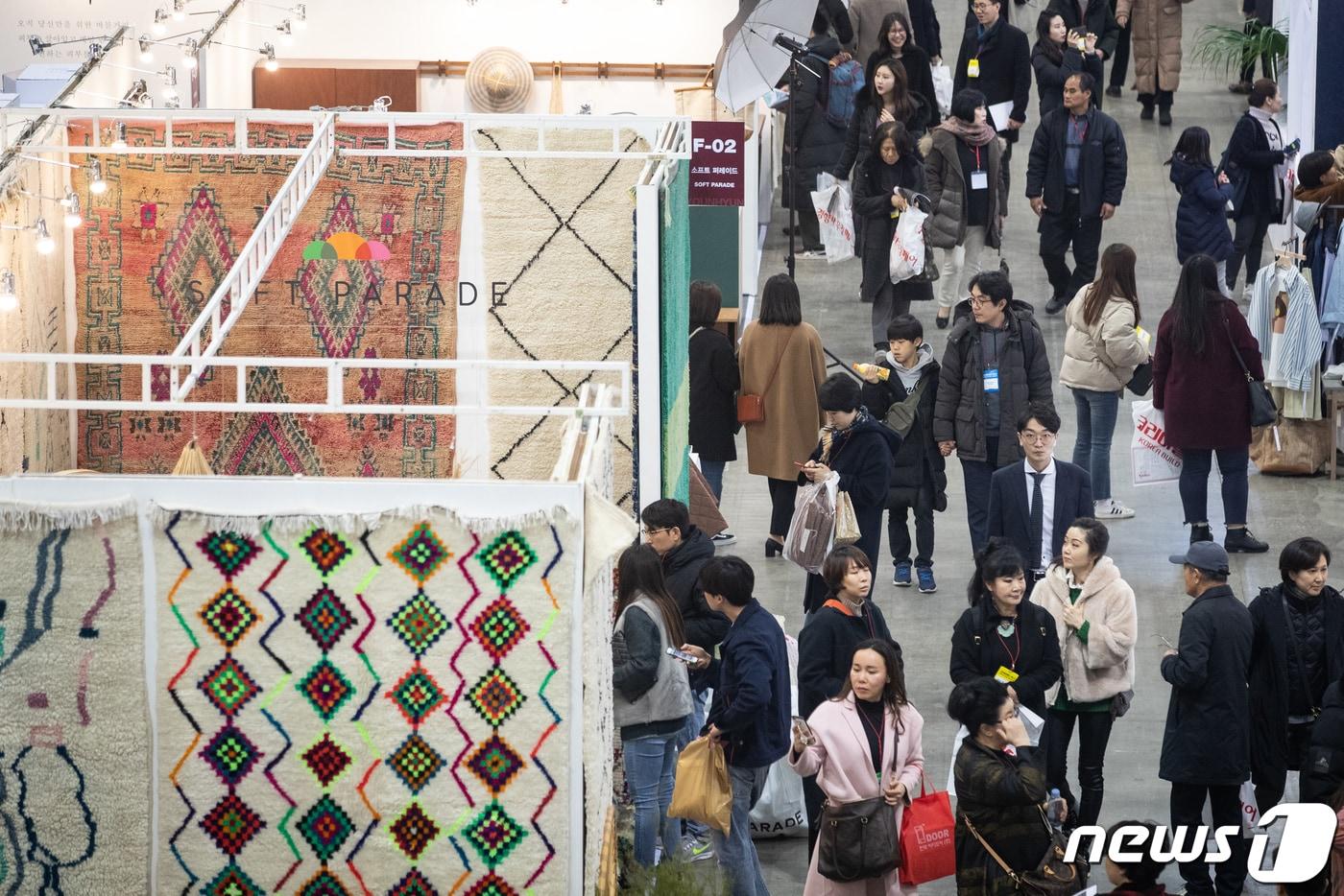 경기 고양시 킨텍스에서 열린 2019인테리어디자인코리아를 찾은 관람객들이 다양한 인테리어 디자인을 살펴보고 있다. 2019.2.20/뉴스1 ⓒ News1 유승관 기자