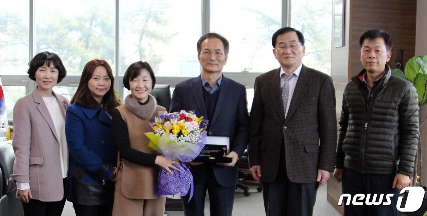 본문 이미지 - 정진택 송원대 교수(오른쪽 세 번째)가 삼성전자서비스로부터 공로패를 받고 기념촬영을 하고 있다.(송원대 제공)2019.2.20/뉴스1 ⓒ News1