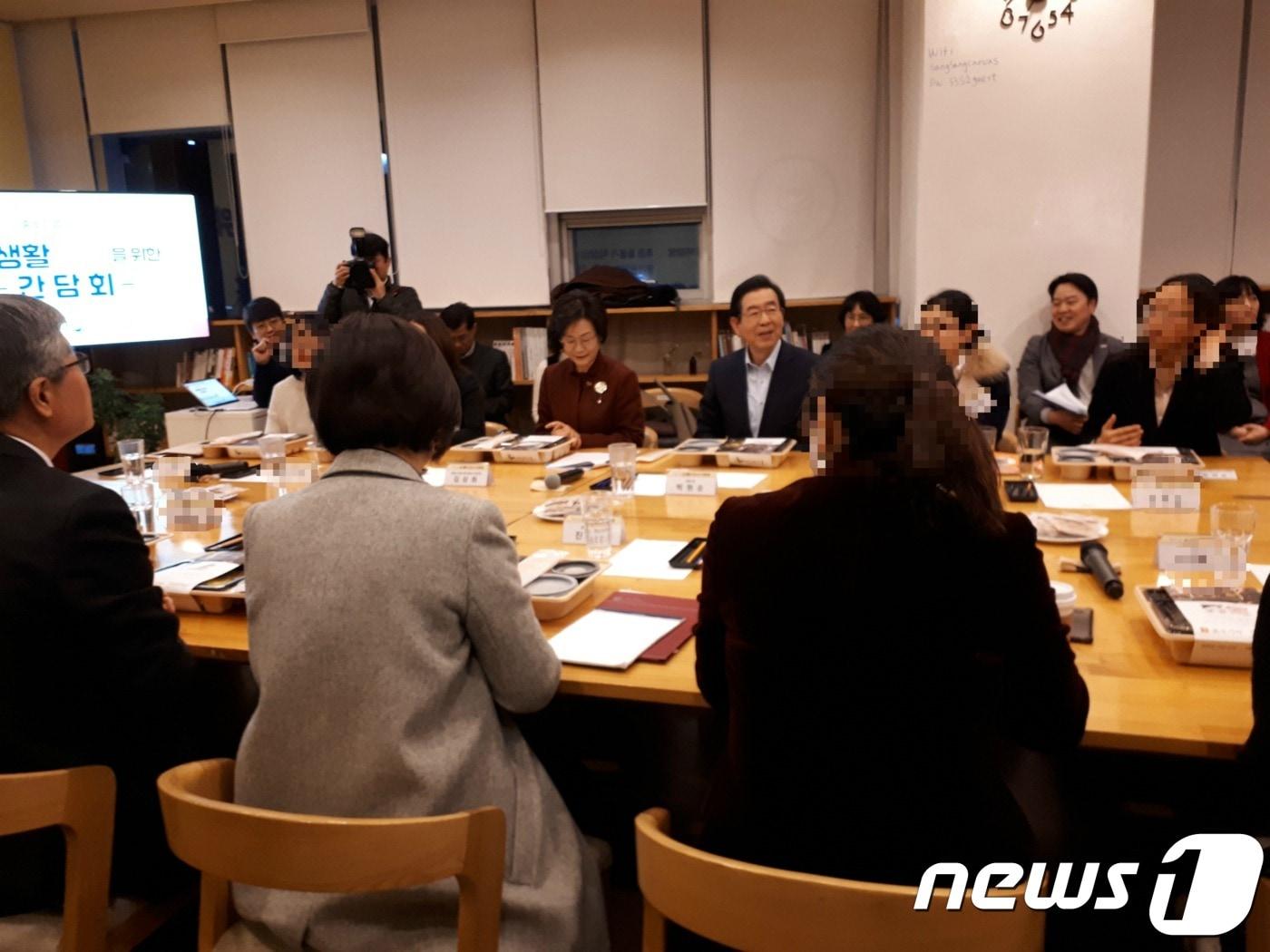 본문 이미지 - 20일 오후 7시 용산구 상상캔버스에서 '중소기업 직장맘 간담회' 모습. ⓒ 뉴스1 이헌일 기자