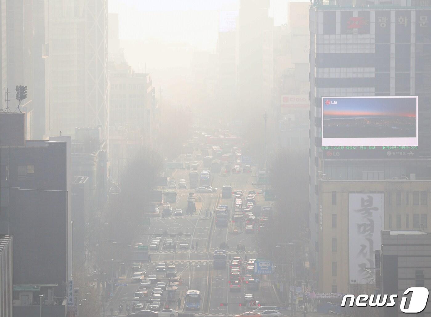 본문 이미지 - 수도권 고농도 미세먼지 예비저감조치가 이틀 연속 발령된 21일 오전 서울 광화문 일대가 미세먼지로 뒤덮여 있다. 2019.2.21/뉴스1 ⓒ News1 신웅수 기자