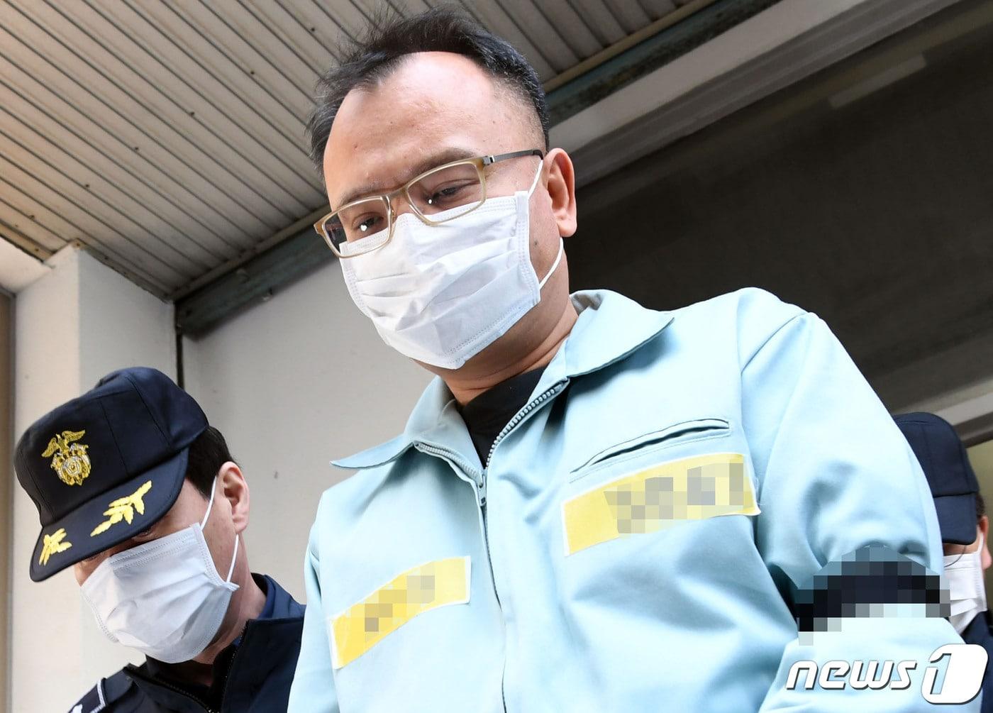 본문 이미지 - 지난 2019년 2월21일 상습폭행과 마약류관리법 등의 혐의를 받는 양진호 한국미래기술 회장이 경기도 성남시 수원지방법원 성남지원에서 열린 2차 공판을 마치고 호송차로 이동하고 있다. 2019.2.21 ⓒ 뉴스1 조태형 기자