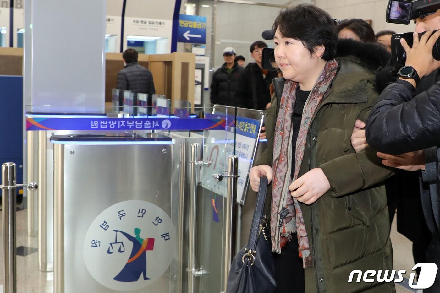 본문 이미지 - 조수진 이대목동병원 신생아중환자실 실장 겸 주치의 교수가 21일 오후 서울 양천구 서울남부지방법원에서 열린 업무상과실치사등 1심 선고 공판에 출석하고 있다. 2019.2.21/뉴스1 ⓒ News1 황기선 기자