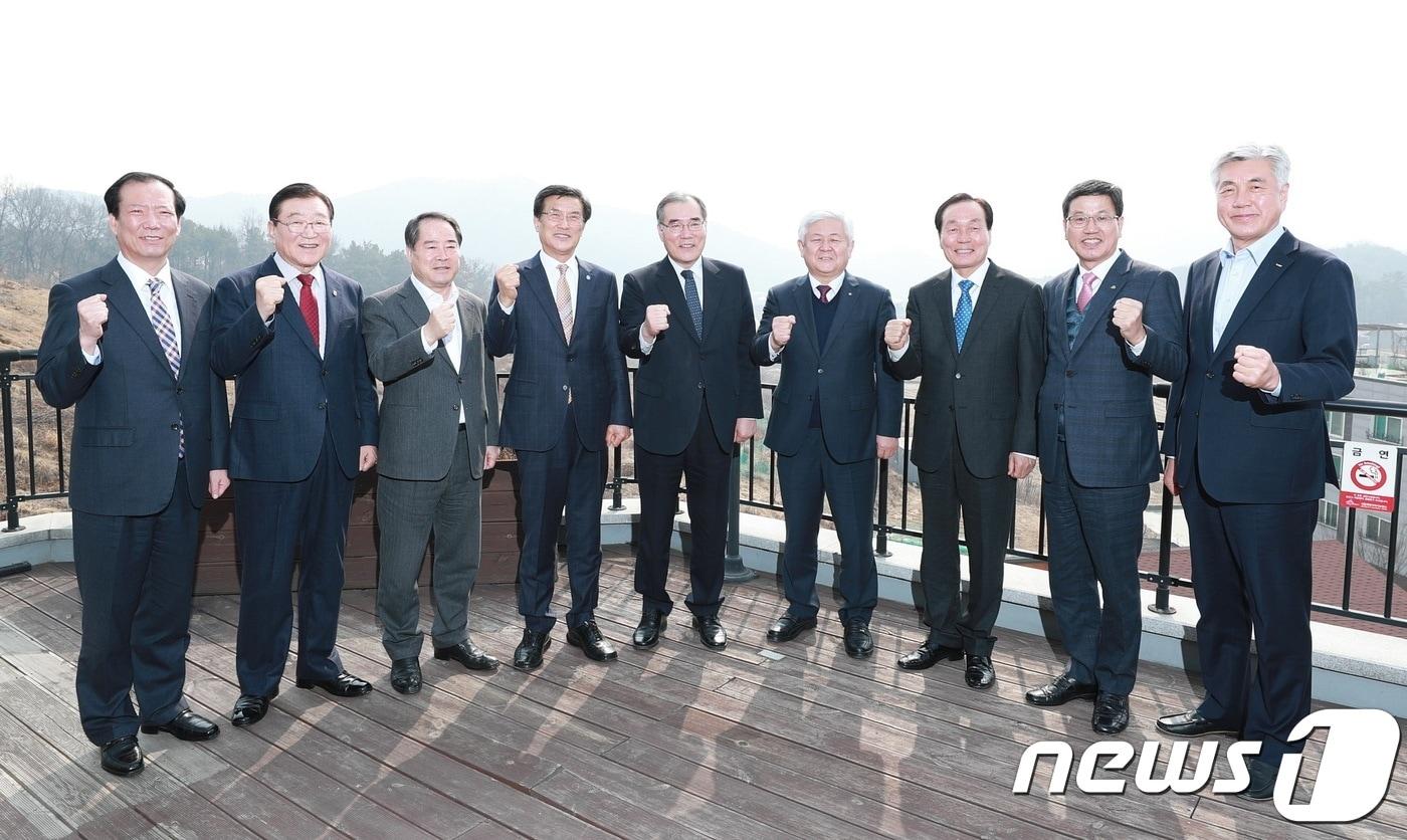 본문 이미지 - 전국농어촌지역 군수협의회가 21일 세종정부청사에서 이개호 농림축산식품부 장관을 만나 현안을 논의한 후 기념촬영을 하고 있다.(증평군청 제공)ⓒ 뉴스1