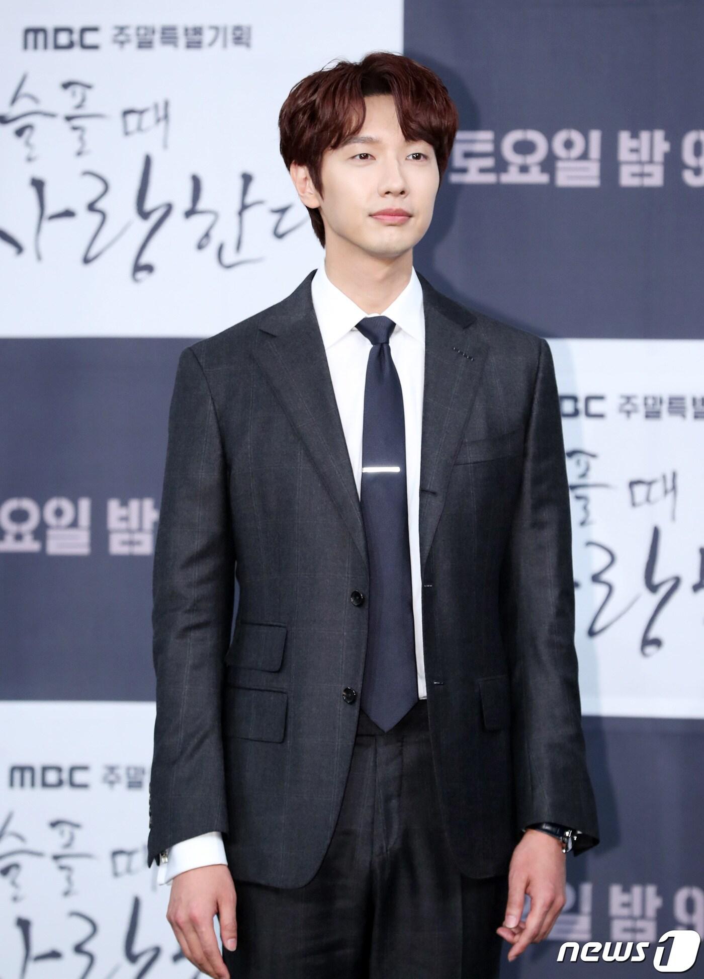 본문 이미지 - 배우 지현우가 21일 서울 마포구 상암동 MBC 골든마우스홀에서 진행된 새 주말특별기획 ‘슬플 때 사랑한다’ 제작발표회에 참석해 포즈를 취하고 있다. '슬플 때 사랑한다'는 사랑은 흔하나 진짜 사랑은 힘든 시대에 진정한 사랑을 찾아가는 남녀의 격정 멜로드라마이다. 2019.2.21./뉴스1 ⓒ News1 권현진 기자