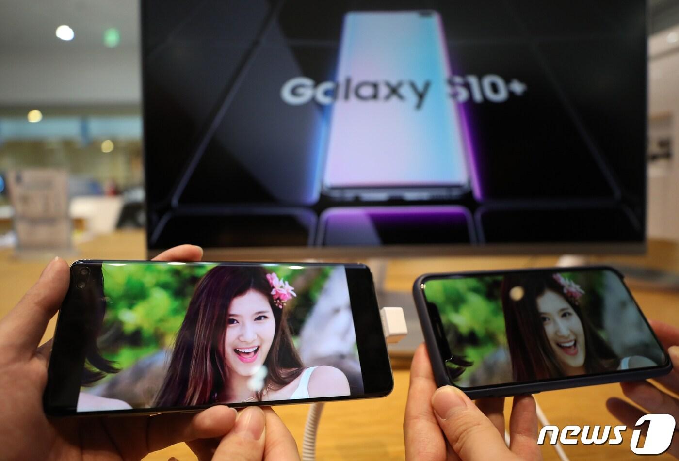21일 서울 서초구 서울 서초구 삼성전자 딜라이트숍에 전시된 갤럭시S10'을 시민들이 타사 스마트폰과 비교하고 있다. 2019.2.21/뉴스1 ⓒ News1 허경 기자