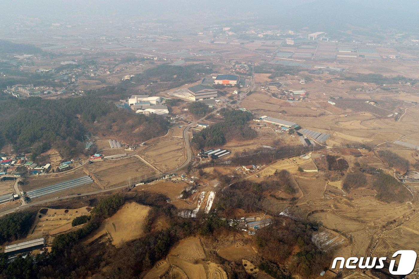 SK하이닉스가 10년간 120조원을 투자하는 반도체 클러스터 후보지로 경기도 용인시를 선택했다. 사진은 반도체 클러스터 부지 조성을 위해 설립된 특수목적회사(SPC)인 ㈜용인일반산업단지가 신청한 경기도 용인시 처인구 원삼면 일대의 모습. 2019.2.21/뉴스1 ⓒ News1 조태형 기자