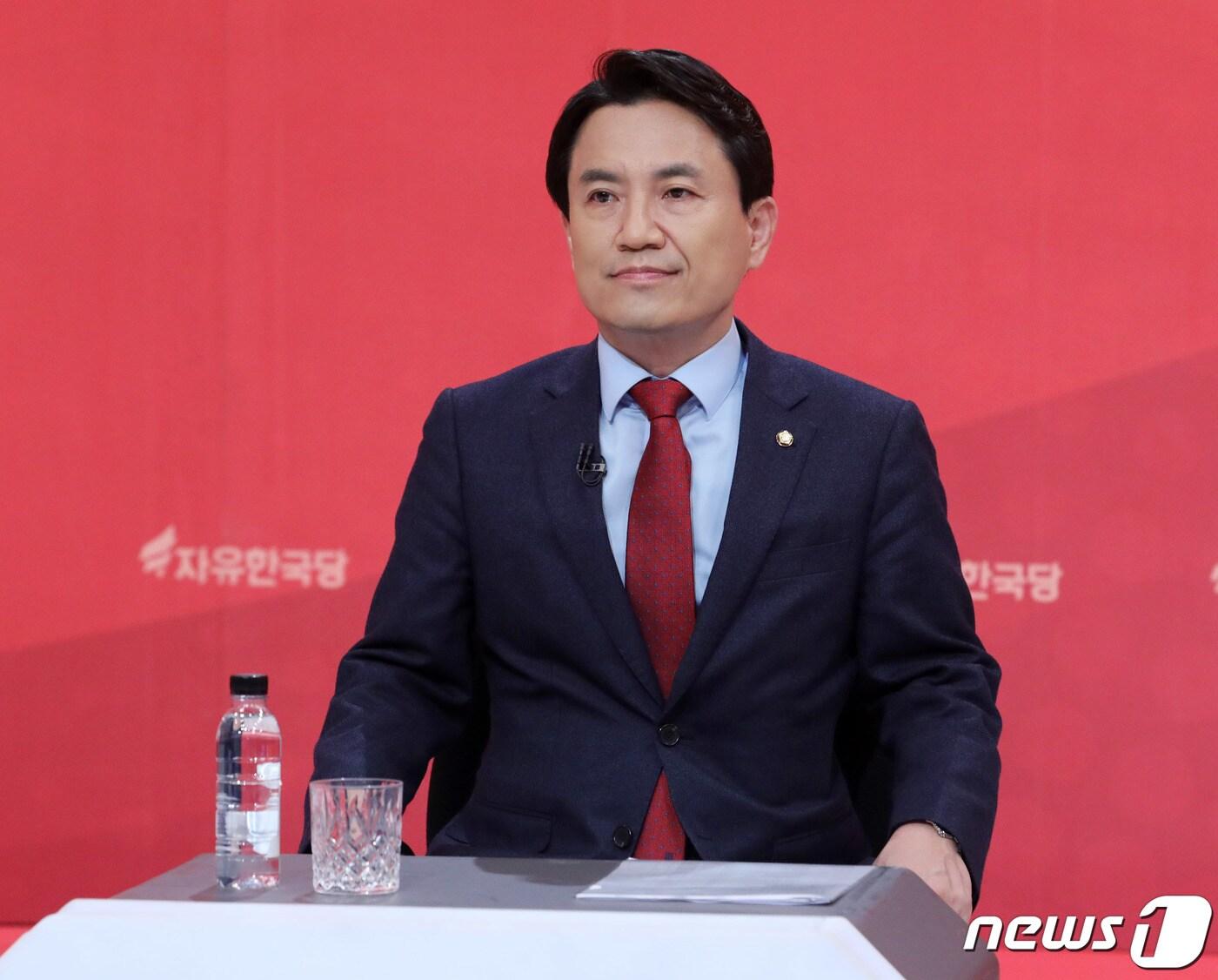 본문 이미지 - 자유한국당 2.27 전당대회를 앞둔 김진태 당대표 후보자가 21일 오후 서울 영등포구 여의도 KBS에서 열린 자유한국당 합동TV 토론회에서 준비를 하고 있다. 2019.2.21/뉴스1 ⓒ News1 이재명 기자