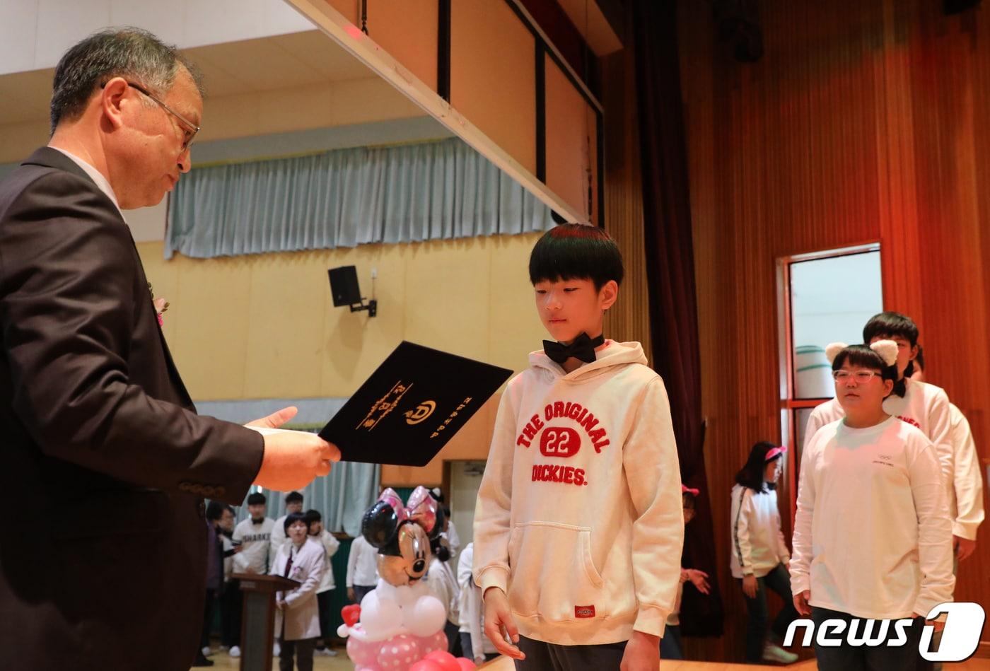 22일 열린 울산 중구 병영초등학교 제100회 졸업식에서 강치원 교장이 졸업생들에게 졸업장을 수여하고 있다. 2019.2.22/뉴스1 ⓒ News1 조민주 기자