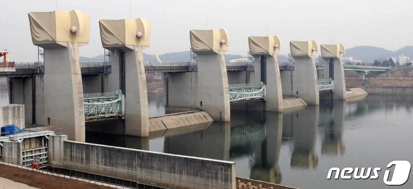 충남 공주시 금강 공주보의 수문이 열려있는 모습. 2019.2.22/뉴스1DB ⓒ News1 장수영 기자