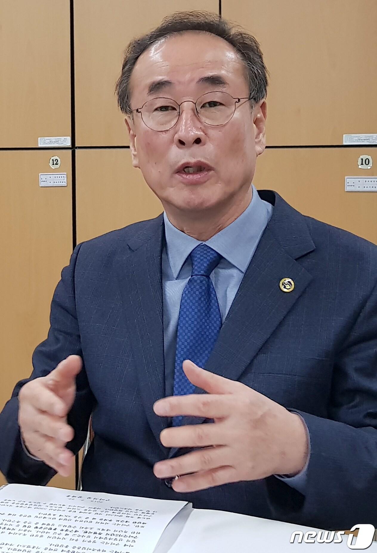 본문 이미지 - 22일 오후 장세용 경북 구미시장이 기자들과 간담회를 갖고 SK하이닉스 반도체 클러스터 용인 결정에 유감을 표하고 있다. 장 시장은 "반도체 클러스터 입지가 용인으로 결정되는 것은 국가균형발전정책을 사실상 포기하고 균형발전이라는 현 정부의 국정과제를 정면으로 역행하는 것＂이라고 말했다.2019.2.22/뉴스1 ⓒ News1 정우용 기자