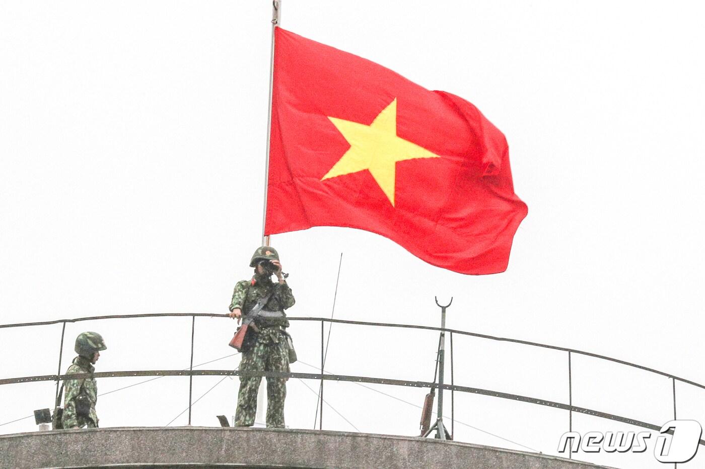북미정상회담을 닷새 앞둔 22일 오후 베트남 하노이 정부게스트하우스 맞은편 베트남중앙은행 옥상에서 군인들이 소총으로 무장을 한 채 망원경으로 주위를 살피고 있다. 2019.2.22/뉴스1 ⓒ News1 성동훈 기자