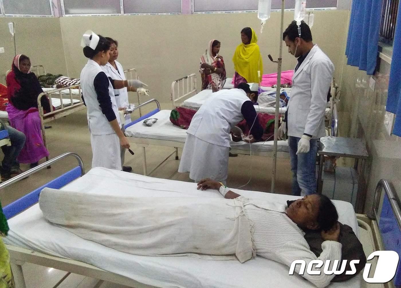 본문 이미지 - 밀주를 마셨다가 이상 증세를 보여 입원한 인도 아삼주 주민들의 모습 ⓒ AFP=뉴스1