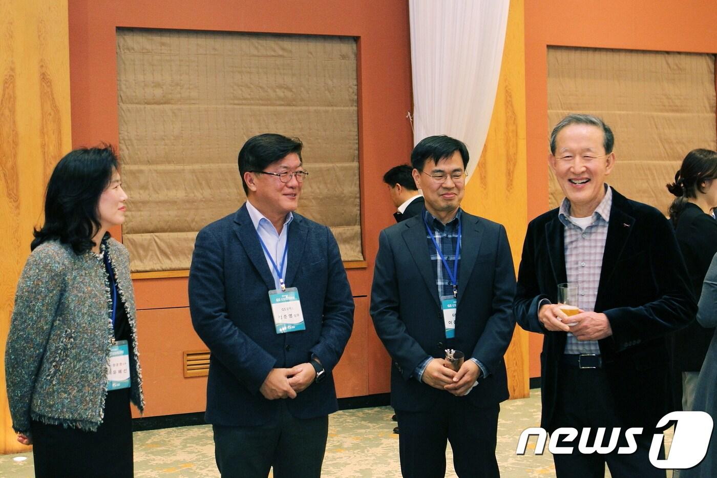 본문 이미지 - 지난 22일 제주도 엘리시안 리조트에서 열린 GS그룹 신임 임원들과의 만찬 자리에서 허창수 회장(앞줄 맨 왼쪽)이 신임 임원들과 이야기를 나누고 있다.ⓒ 뉴스1