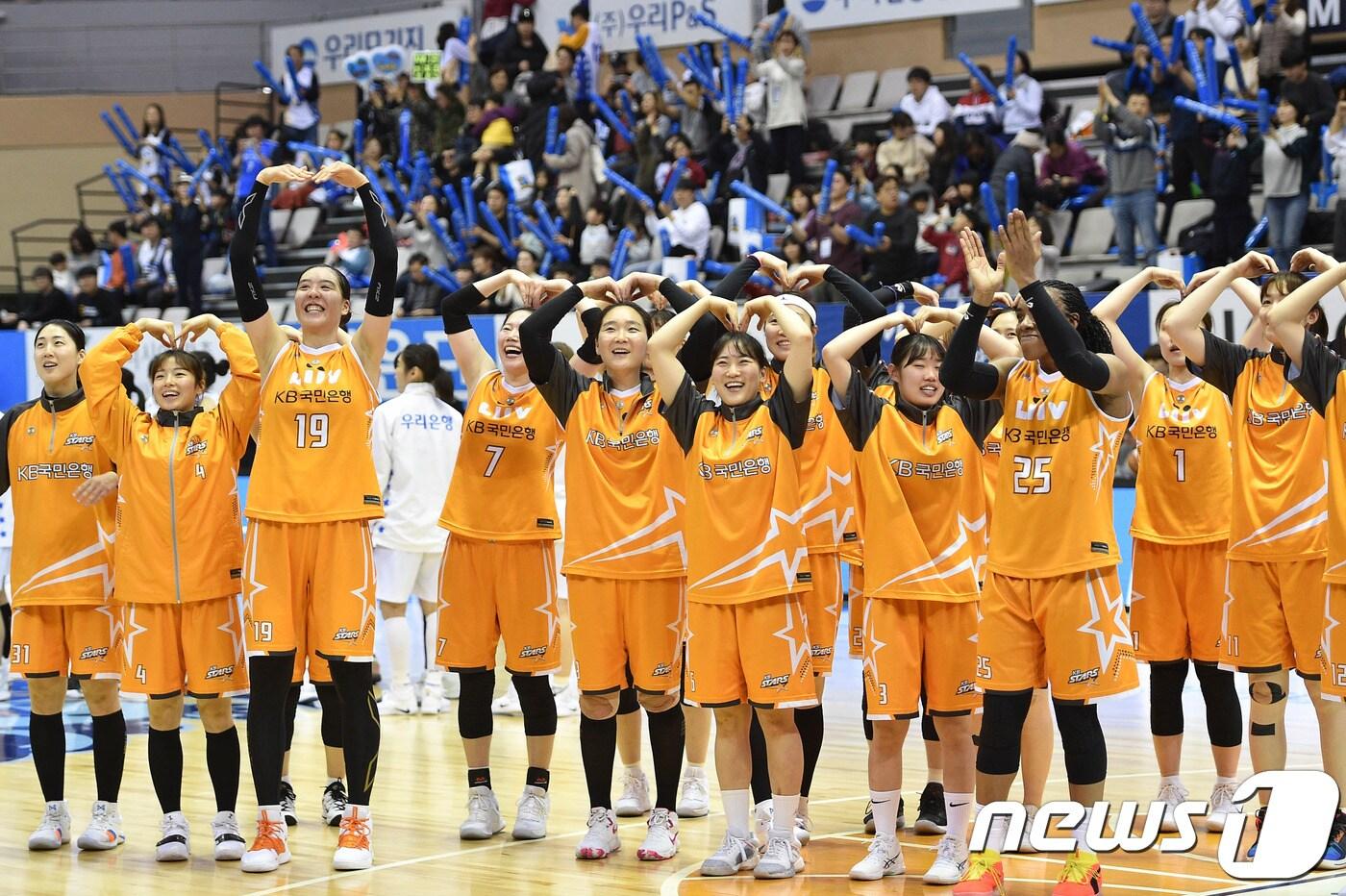 본문 이미지 - 청주 KB스타즈 선수들이 23일 아산 우리은행을 꺾고 기뻐하는 모습.(WKBL 제공) ⓒ 뉴스1