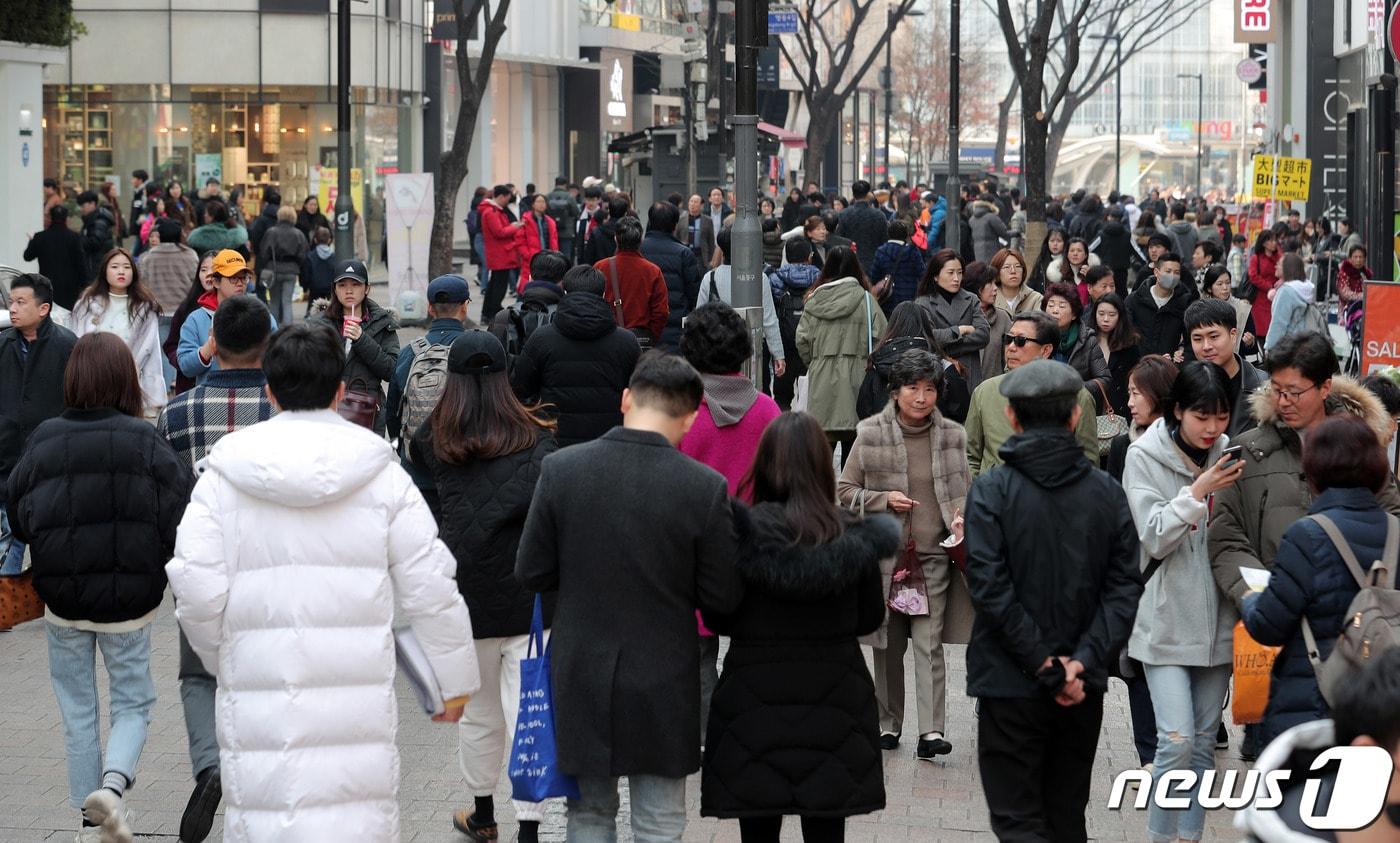 서울 중구 명동거리를 찾은 외국인 관광객들이 길을 거닐고 있다./뉴스1 ⓒ News1 이재명 기자
