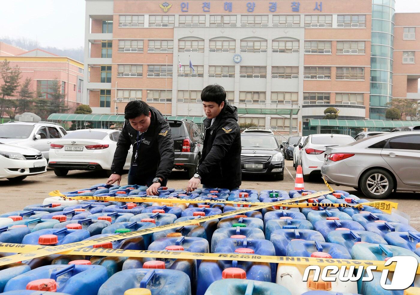 본문 이미지 - 인천해양경찰서 대원들이 압수한 무기산을 확인하고 있다.(인천해경제공)ⓒ 뉴스1