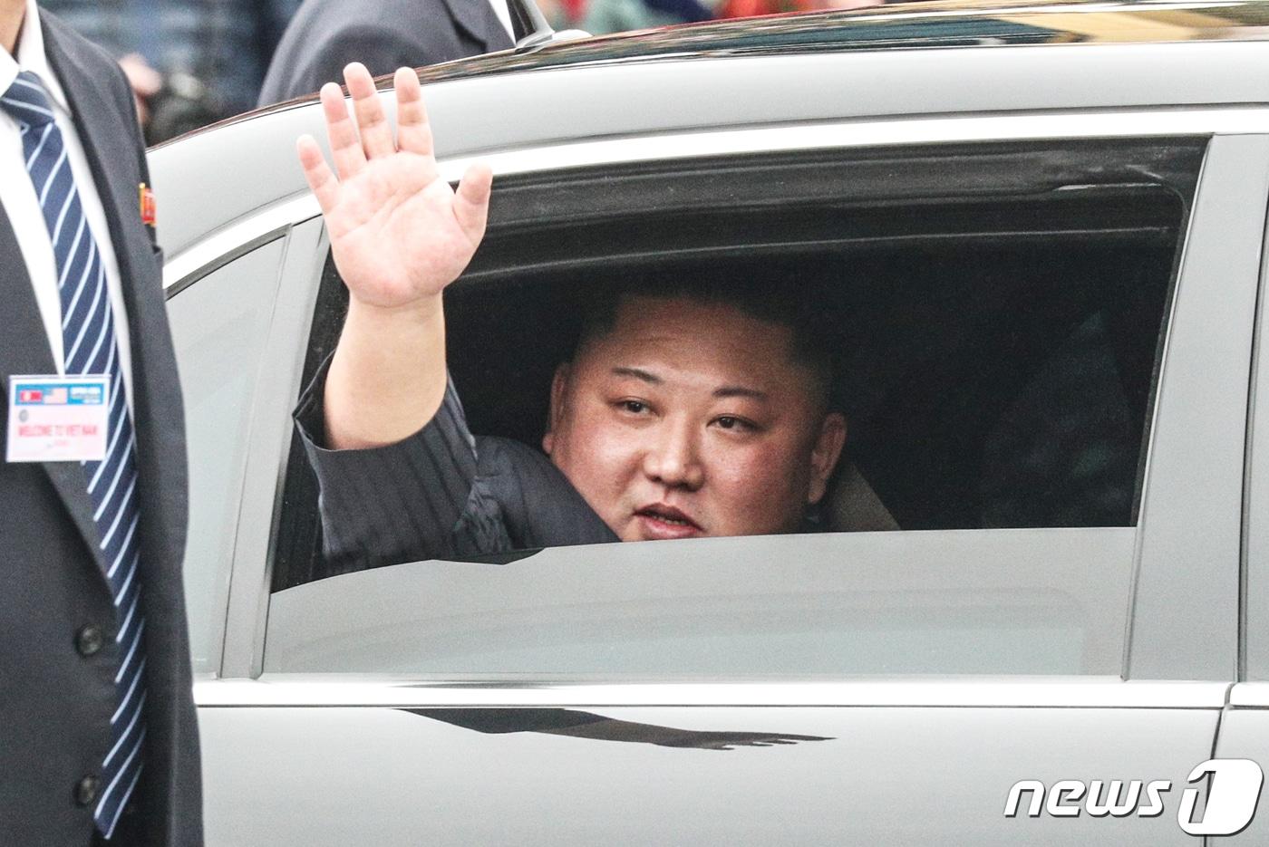 본문 이미지 - 지난 2월 말 제2차 북미정상회담을 하루 앞두고 특별열차편으로 베트남 랑선성 동당역에서 전용차에 탑승해 한 김정은 북한 국무원장./뉴스1 ⓒ News1 성동훈 기자