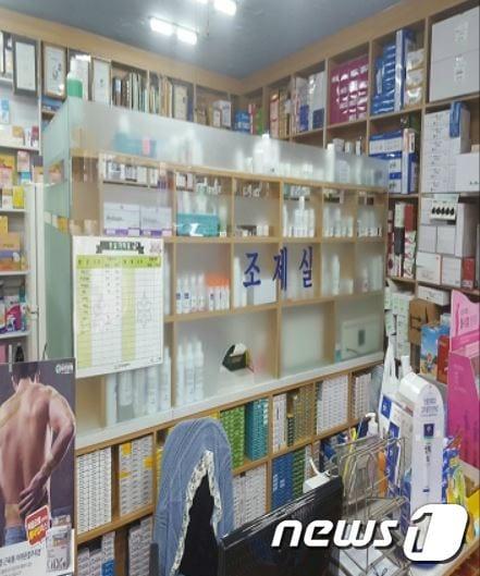 본문 이미지 - 불투명한 유리를 이용해 볼 수 없는 약국 조제실