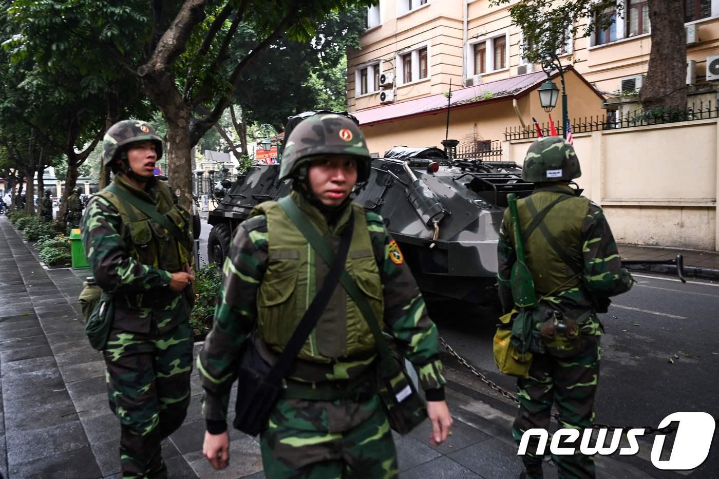 26일 (현지시간) 2차 북미 정상회담이 열리는 베트남 하노이의 김정은 북한 국무위원장 숙소인 멜리아 호텔 인근을 장갑차까지 동원한 베트남 군이 경비를 하고 있다. ⓒ AFP=뉴스1 ⓒ News1 우동명 기자