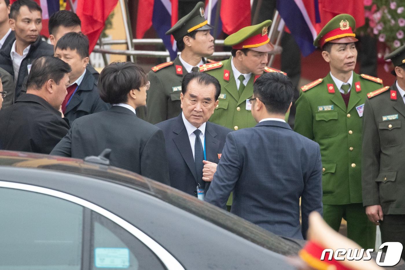 북미정상회담을 하루 앞둔 지난 2019년 2월 26일 김정은 북한 노동당 총비서가 특별열차편으로 도착할 것으로 예상되는 베트남 랑선성 동당역에서 김창선 국무위원회 부장이 최종점검을 하고 있다. /뉴스1 ⓒ News1 성동훈 기자