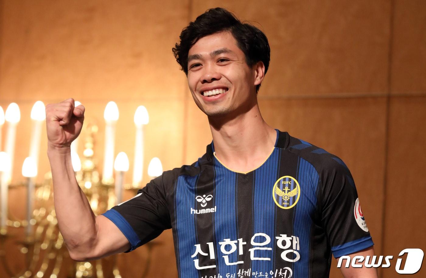 26일 오후 서울 서대문구 그랜드 힐튼 서울 에서 열린 '2019 프로축구 K리그1 개막미디어데이'에서 인천유나이티드 콩 푸엉이 포즈를 취하고 있다. 프로축구는 오는 3월 1일 K리그1 개막전을 시작으로 9개월 동안의 정규시즌을 시작한다. 2019.2.26/뉴스1 ⓒ News1 황기선 기자