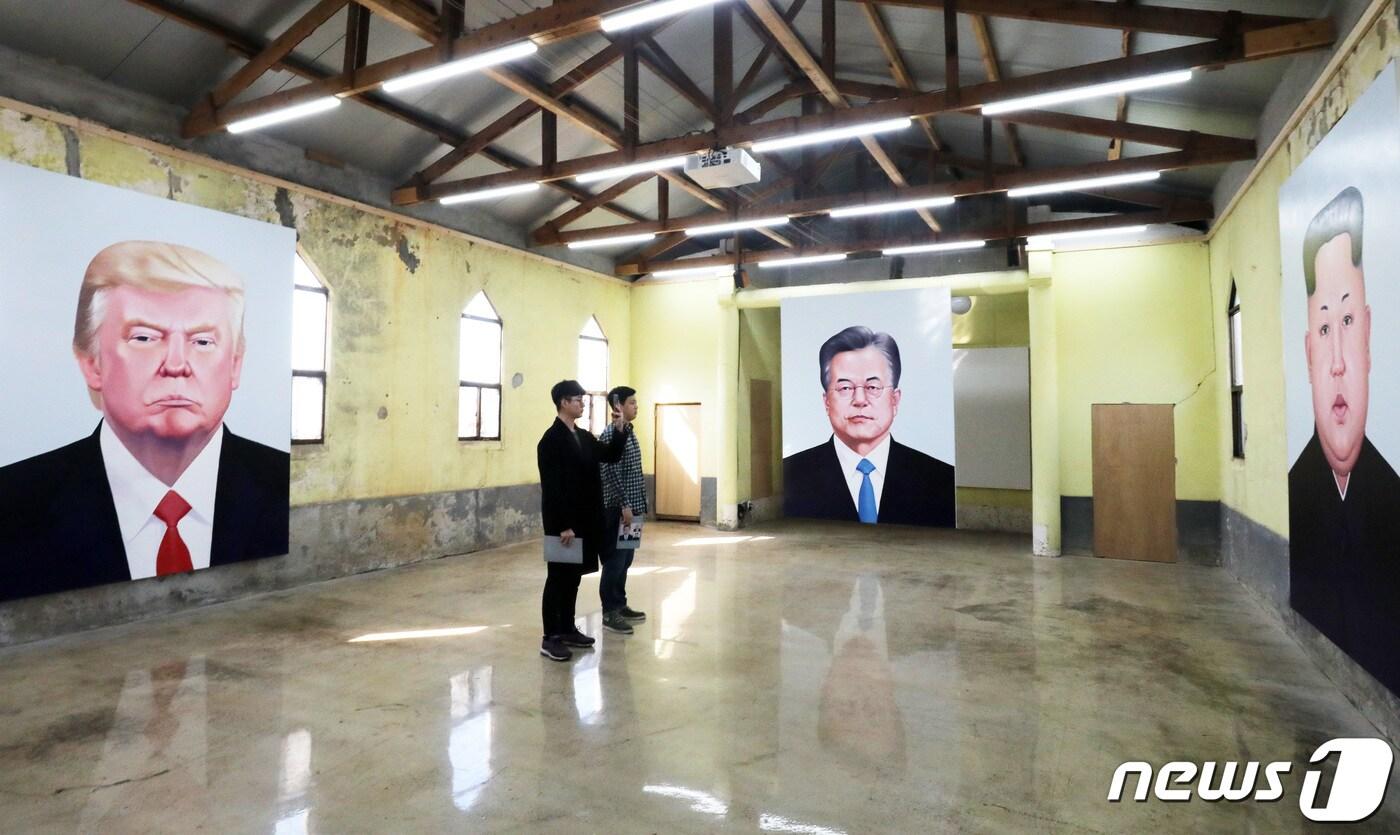 본문 이미지 - 문재인 대통령과 김정은 북한 국무위원장, 도널드 트럼프 미국 대통령의 대형 초상화. 2019.2.26/뉴스1 ⓒ News1 조태형 기자