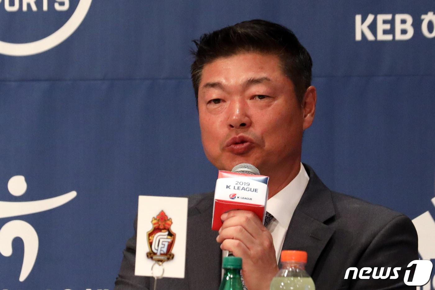 본문 이미지 - 중국 난징 사령탑으로 간 김종부 감독. 2019.2.26/뉴스1 ⓒ News1 황기선 기자
