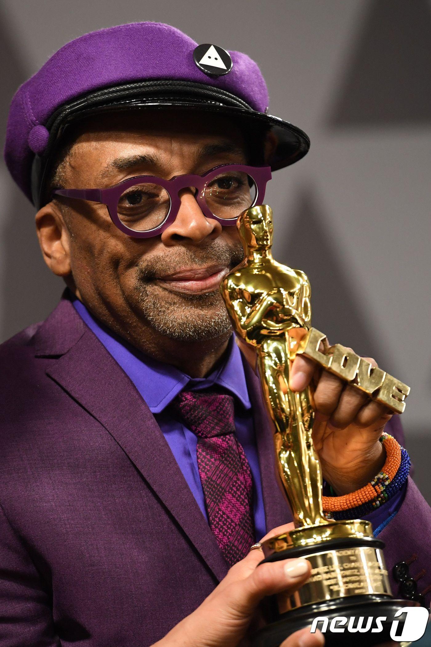 본문 이미지 - 오스카 각색상 트로피를 안은 스파이크 리 감독 ⓒ AFP=뉴스1