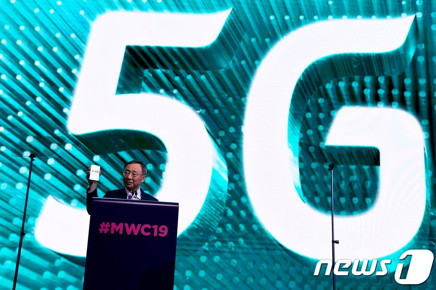 본문 이미지 - 2025년 5G 이동통신 가입자가 전체의 16%에 이를 것이란 전망이 나왔다. 사진은 MWC 2019에서 기조연설하고 있는 황창규 KT 회장. ⓒ AFP=뉴스1
