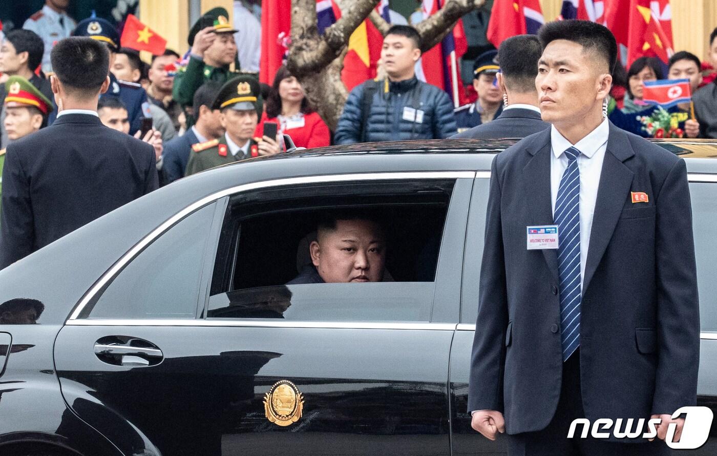 본문 이미지 - 제2차 북미정상회담을 하루 앞둔 26일(현지시간) 김정은 북한 국무위원장이 특별열차편으로 베트남 랑선성 동당역에서 전용차에 탑승해 환영인파를 바라보고 있다. ⓒ News1 성동훈 기자