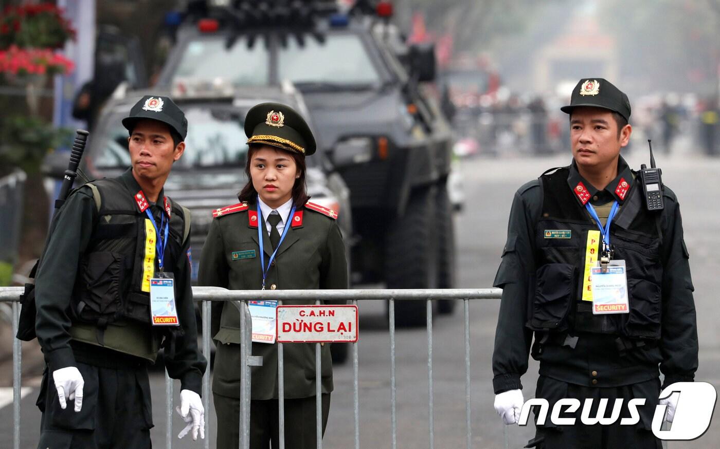 베트남 하노이 멜리아호텔 밖에 서 있는 베트남 경찰관들의 모습 ⓒ 로이터=뉴스1