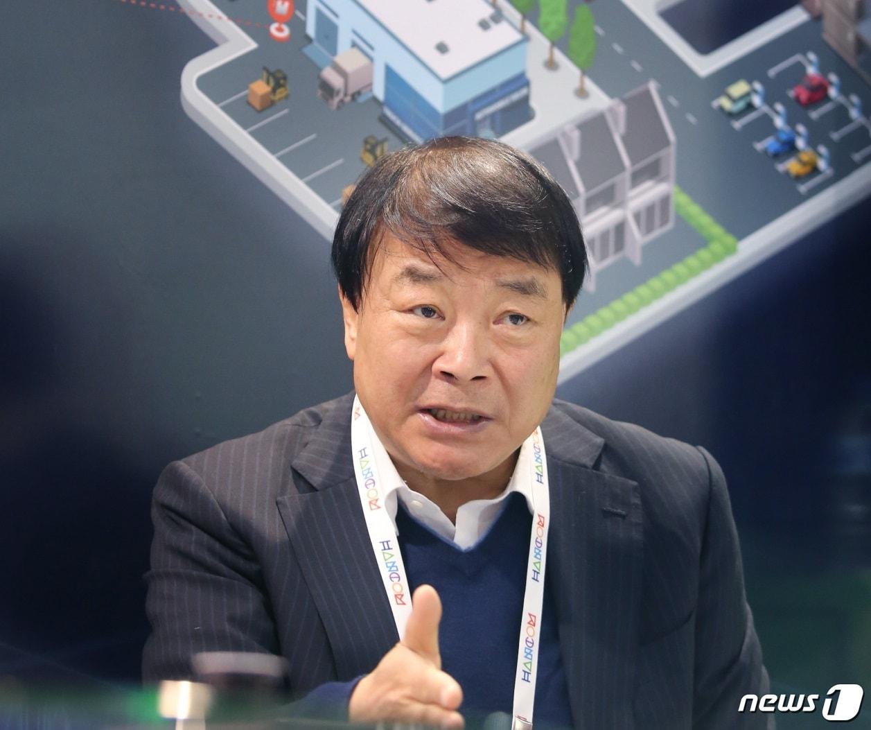 본문 이미지 - 26일(현지시간) 스페인 바르셀로나 '모바일월드콩그레스'(MWC)에서 열린 기자간담회에서 김상철 한글과컴퓨터그룹 회장이 모빌리티 사업 진출 계획과 추진전략을 설명하고 있다.(한컴그룹 제공)ⓒ 뉴스1