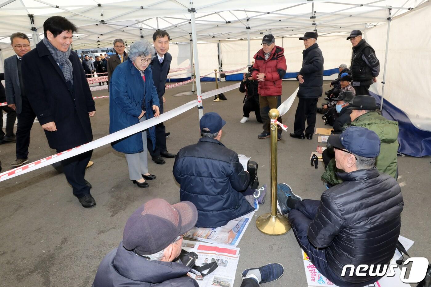 본문 이미지 - 박은정 권익위원장과 이용선 청와대 시민사회수석이 제7회 국민권익의 날 기념 합동 이동신문고 진료상담을 기다리는 어르신들을 향해 인사하고 있다. 2.27 안은나 기자