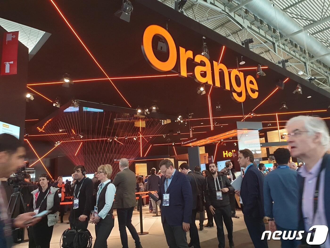 본문 이미지 - 프랑스 통신사 '오렌지'(Orange)의 MWC 2019 전시 부스. ⓒ News1 강은성 기자