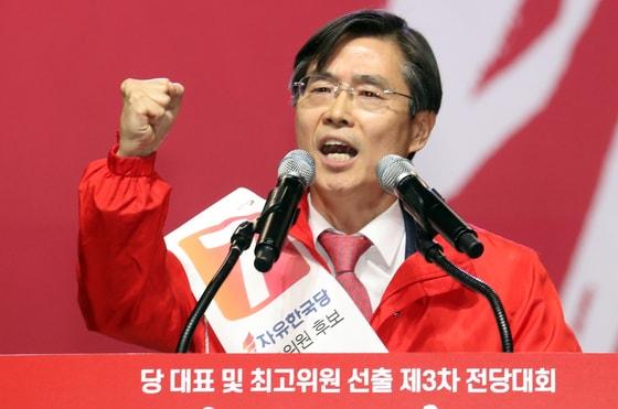 본문 이미지 - 조경태 자유한국당 최고위원 후보가 27일 경기도 고양시 일산 킨텍스에서 열린 제3차 전당대회에서 지지를 호소하고 있다. 2019.2.27/뉴스1 ⓒ News1 김명섭 기자