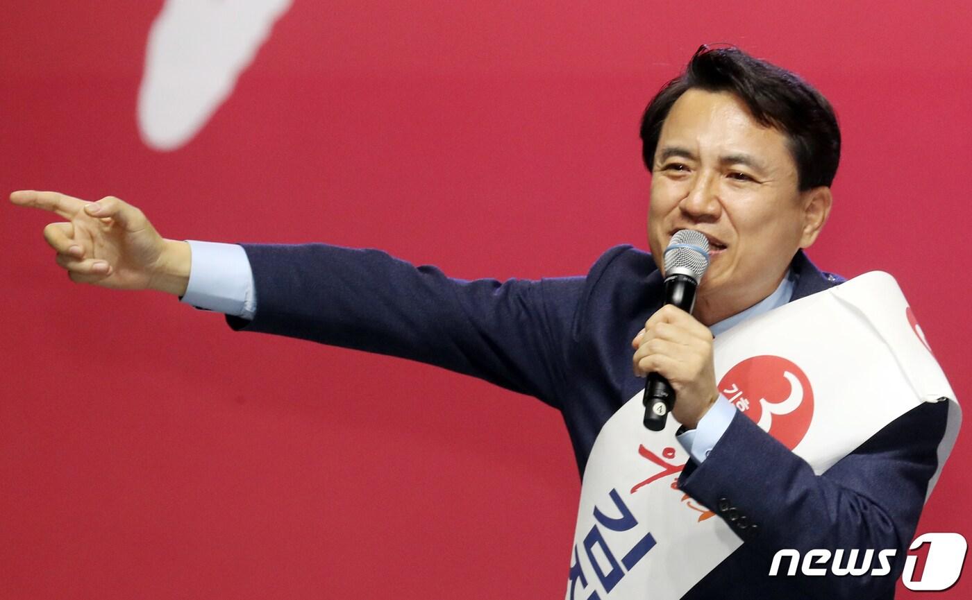 김진태 자유한국당 대표 후보가 27일 경기도 고양시 일산 킨텍스에서 열린 제3차 전당대회에서 지지를 호소하고 있다. 2019.2.27/뉴스1 ⓒ News1 김명섭 기자