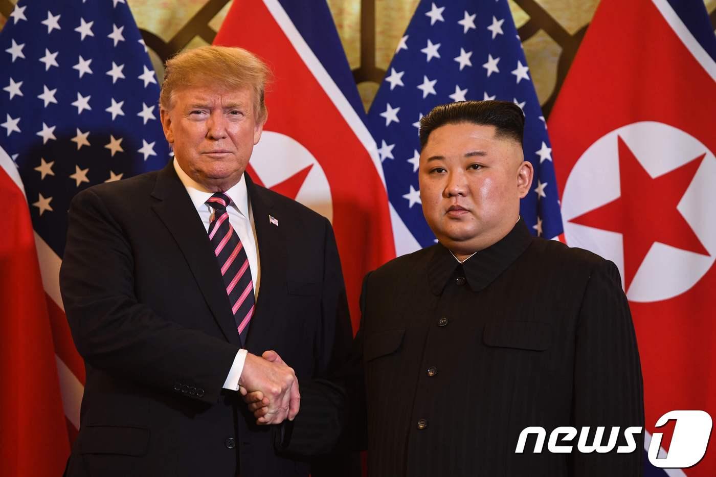본문 이미지 - 김정은 북한 국무위원장과 트럼프 미국 대통령이 2019년 2월 27일 베트남 하노이 메트로폴 호텔에서 열린 단독회담에 앞서 악수를 하고 있다. ⓒ AFP=뉴스1