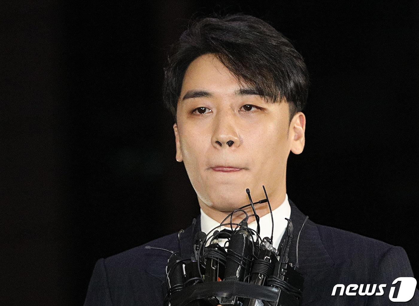 본문 이미지 - 자신이 운영에 참여했던 클럽 버닝썬에서 '성접대'를 한 의혹을 받고 있는 가수 승리(본명 이승현)가 27일 오후 서울 종로구 서울지방경찰청으로 출석하고 있다. 2019.2.27/뉴스1 ⓒ News1 신웅수 기자
