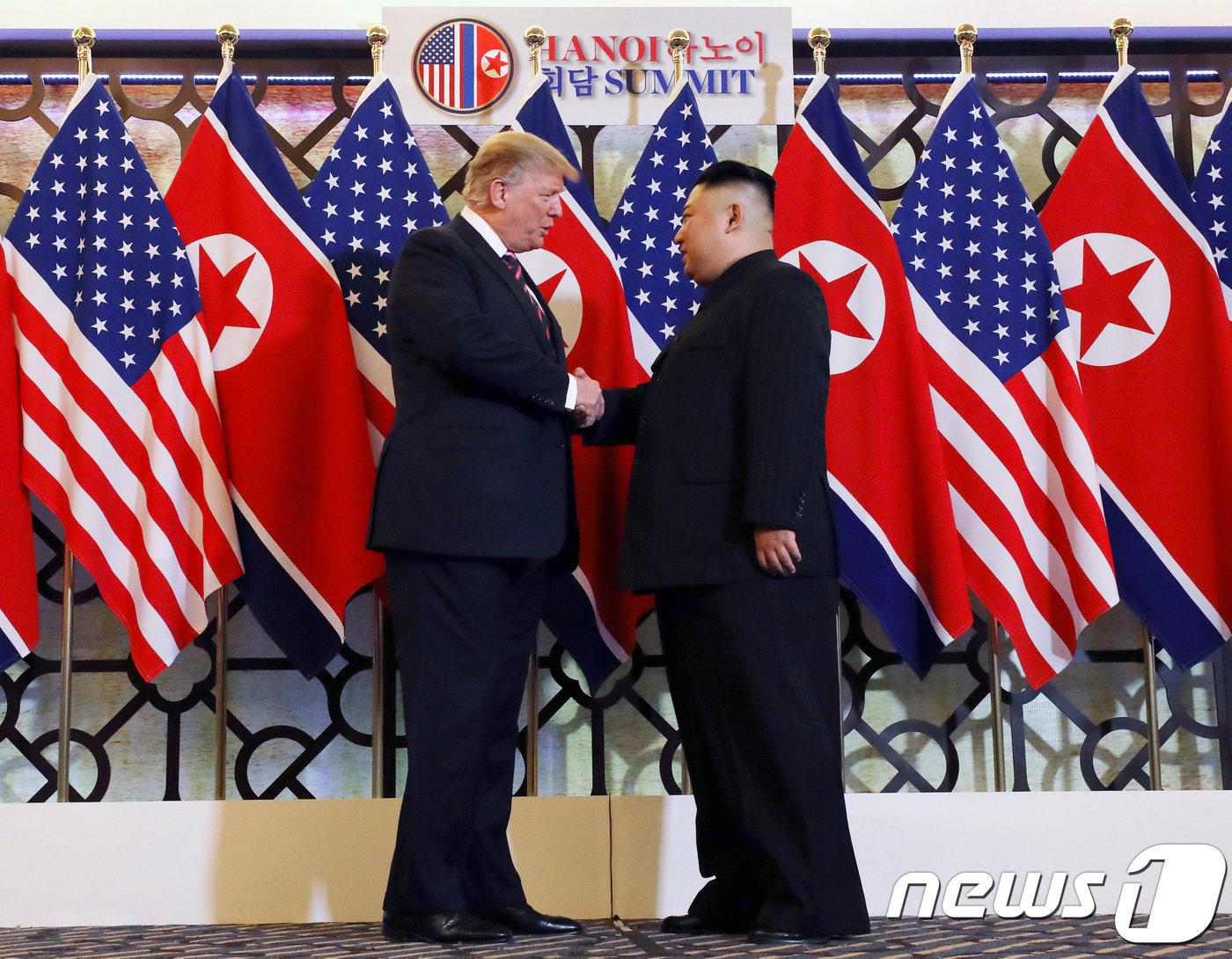 본문 이미지 - 김정은 북한 국무위원장과 트럼프 미국 대통령이 27일 베트남 하노이 메트로폴 호텔에서 단독회담에 앞서 악수하고 있다. 2019.2.27/뉴스1 ⓒ 로이터=뉴스1