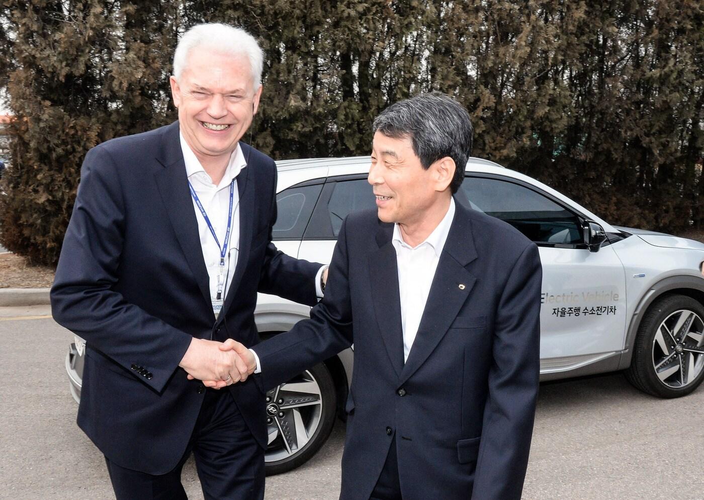 알버트 비어만 연구개발본부장 사장과 이동걸 산업은행 회장이 환담을 나누고 있다(현대자동차 제공)ⓒ 뉴스1